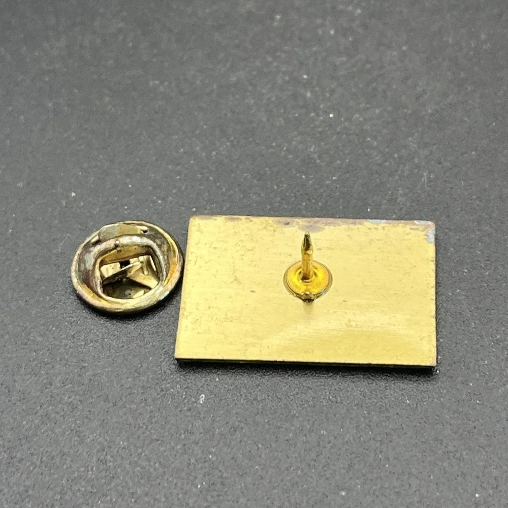 Yellow Tail Wine‎ Kangaroo Mascot Lapel Hat Pin